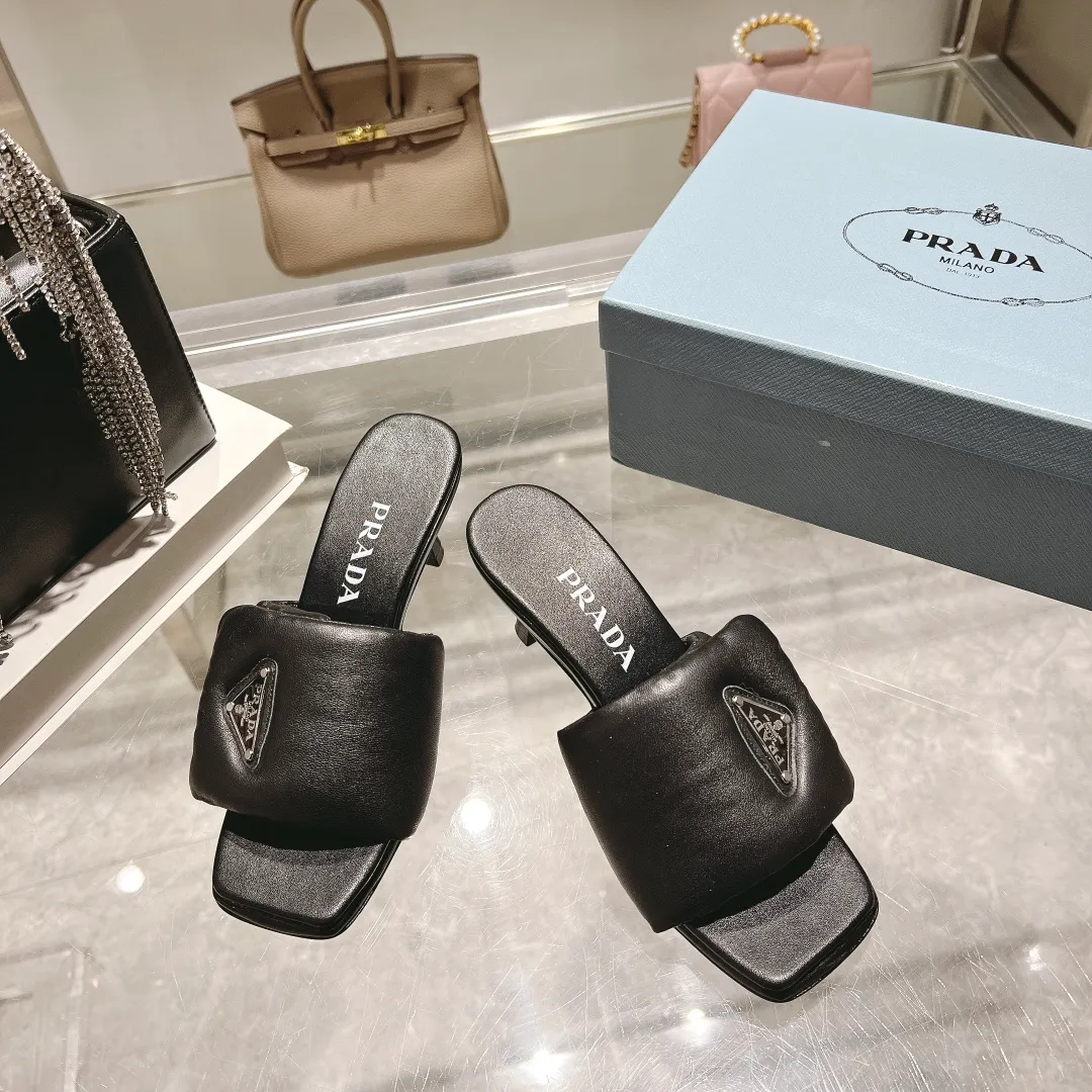 👟👟Ex-factory price 460👟👟 New hot model 🔥 🔥 🔥 4046SS Prada mid-heeled slippers. PRADA top version, original last, one-to-one zero-distance creation! Use the best materials to create the best shoes! Fabric: Imported sheepskin fabric Lining: Imported sheepskin lining Outsole: Really big Italian leather sole! Heel height: 6.5cm Size: 35-39
